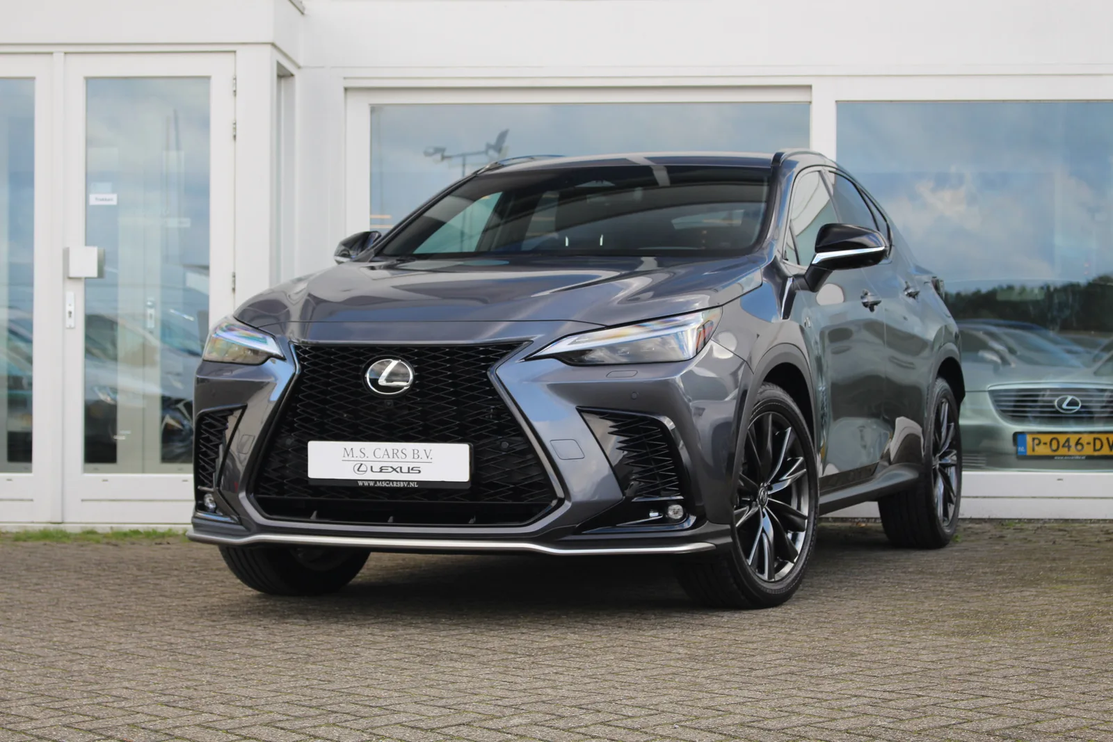 Lexus NX (2024) — foto 1
