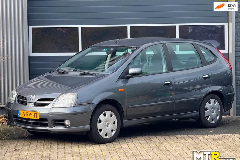 Nissan Almera Tino (2005)