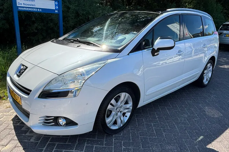 Peugeot 5008 (2012)