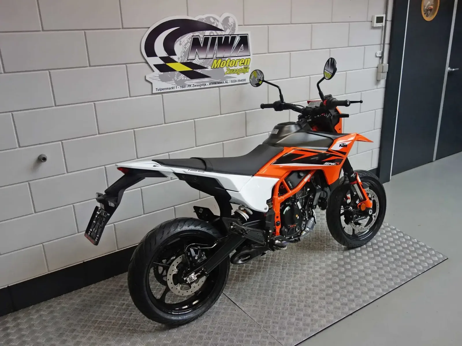 KTM 125 SMC R (2025) — foto 1