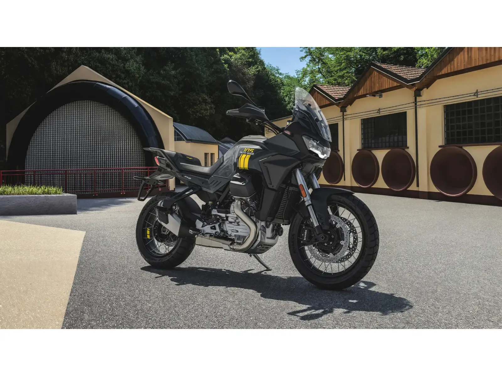 Moto Guzzi Stelvio 105th (2026) — foto 1