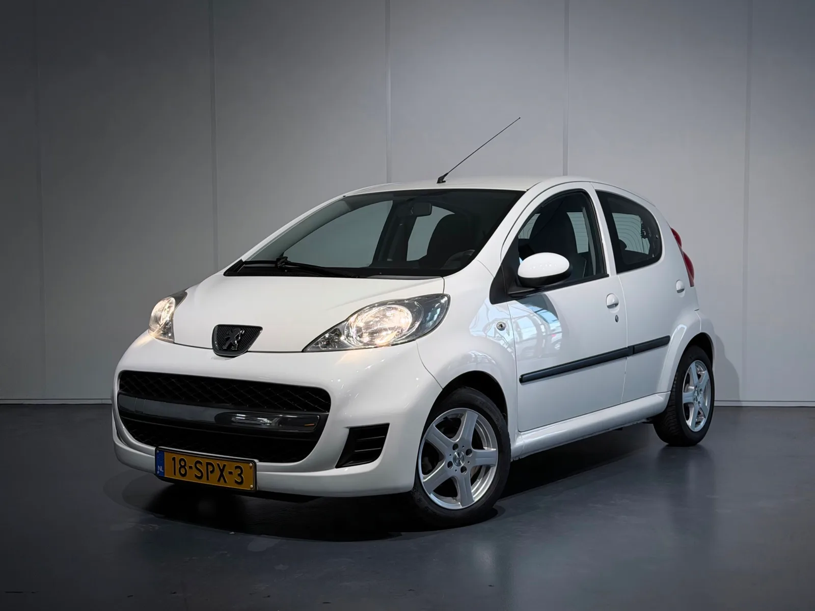 Peugeot 107 (2011) — foto 1