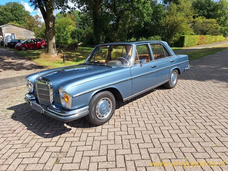 Mercedes-Benz 200-Serie (1971) — foto 1