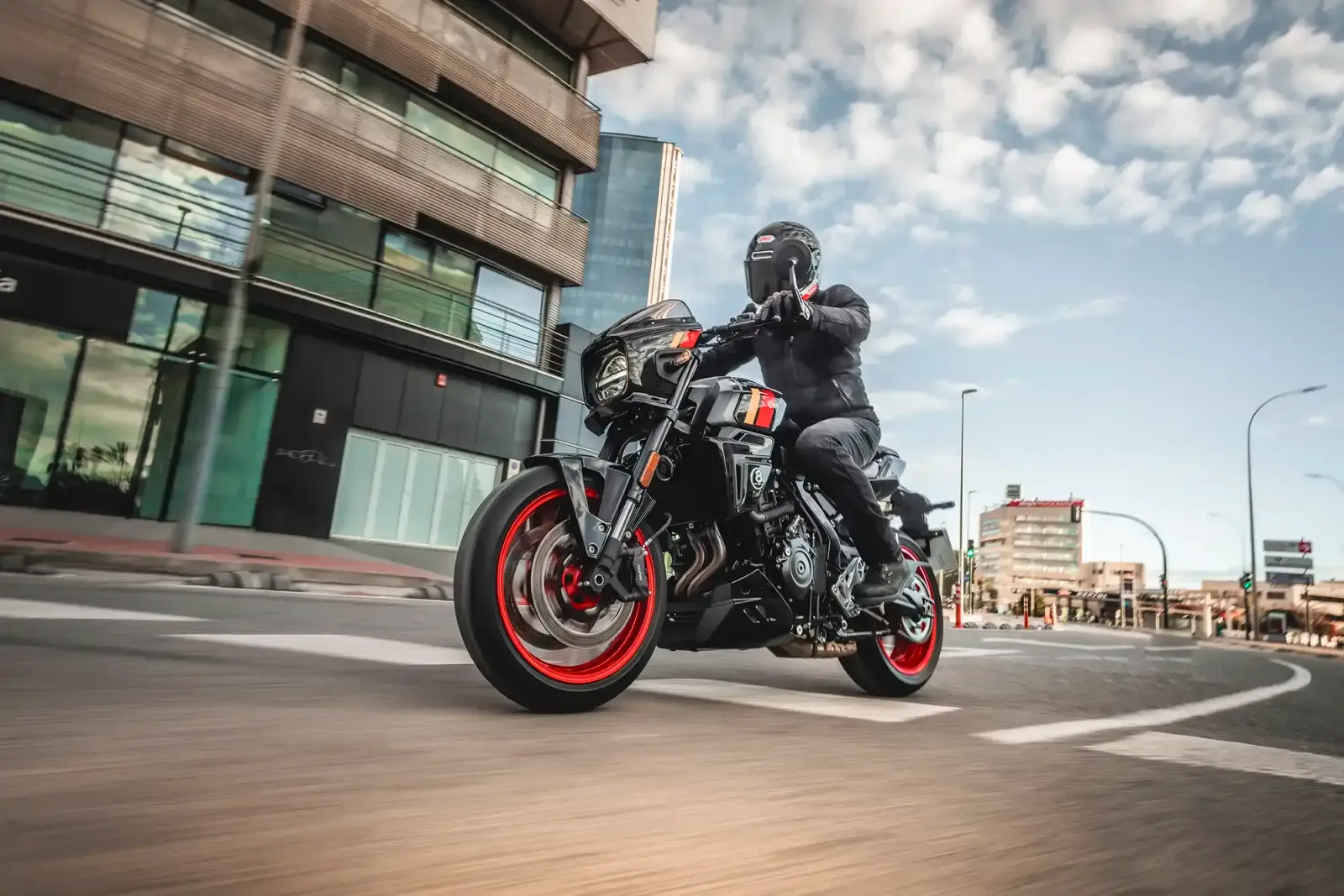 Suzuki GSX-8TT (2026) — foto 1
