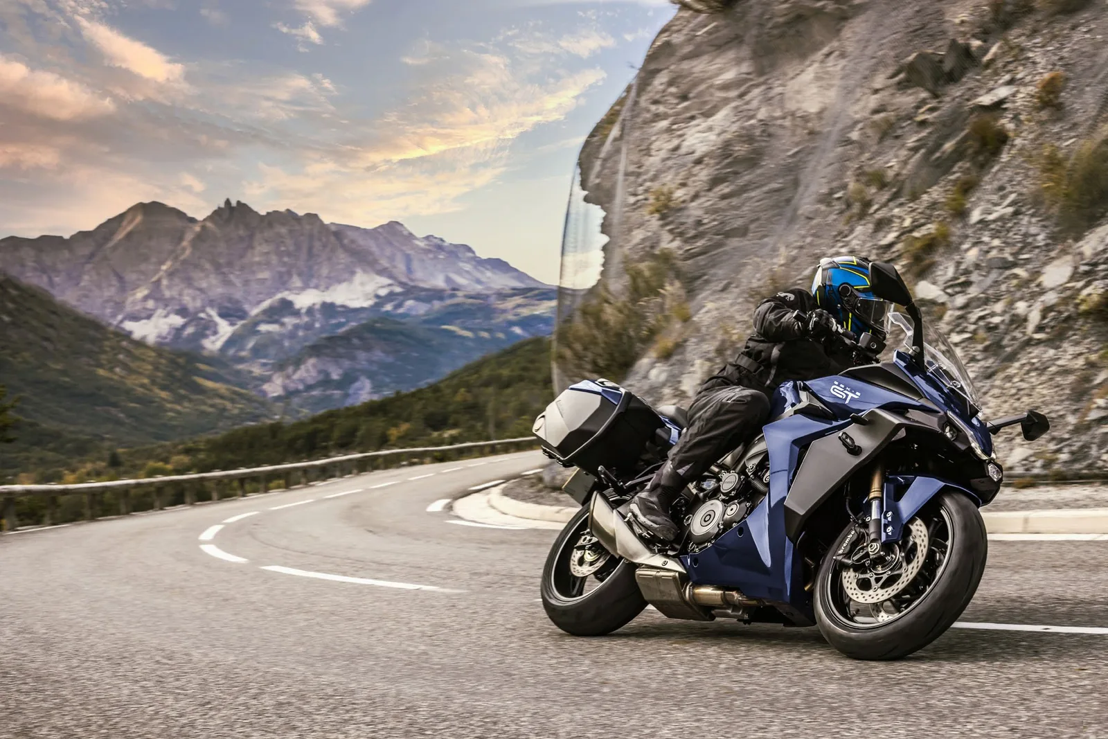 Suzuki GSX-S1000GT (2026) — foto 1