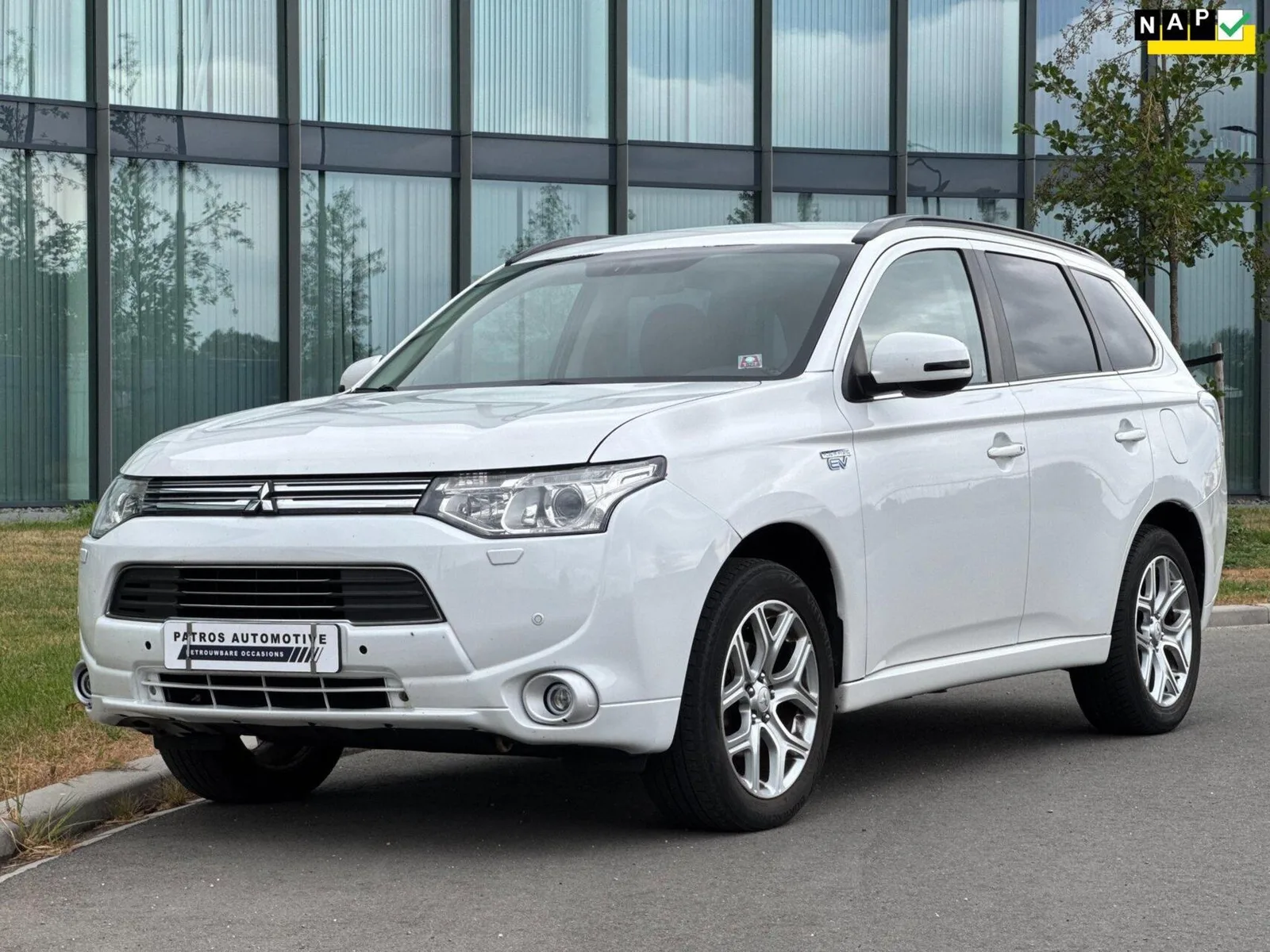 Mitsubishi Outlander (2014) — foto 1
