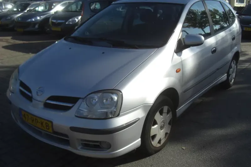 Nissan Almera Tino (2005)
