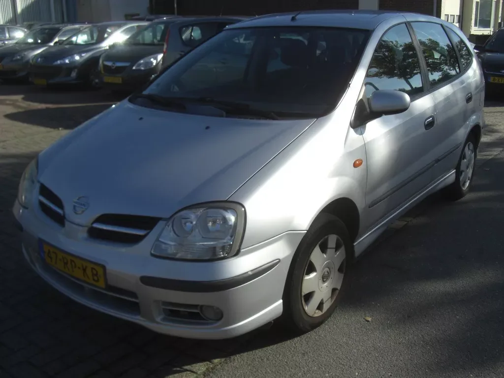 Nissan Almera Tino (2005) — foto 1