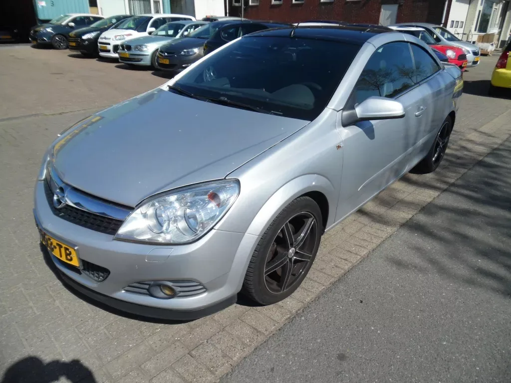 Opel Astra (2010) — foto 1