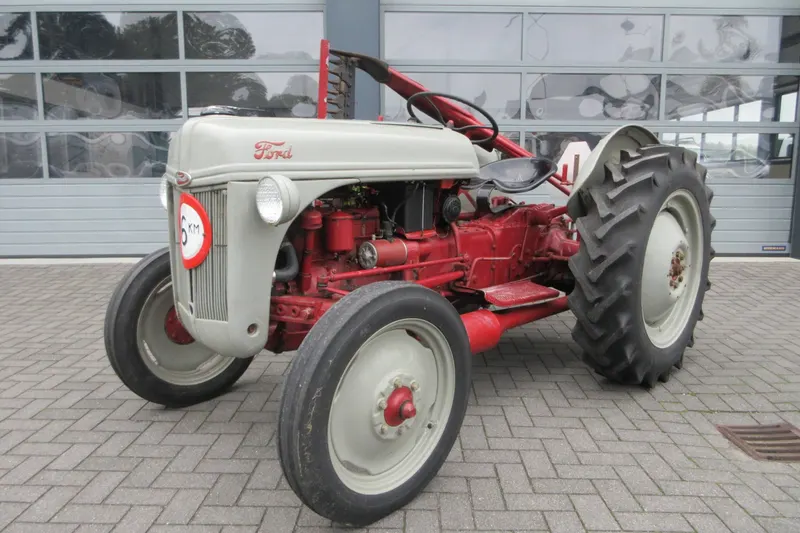 Ford 8N (1949)