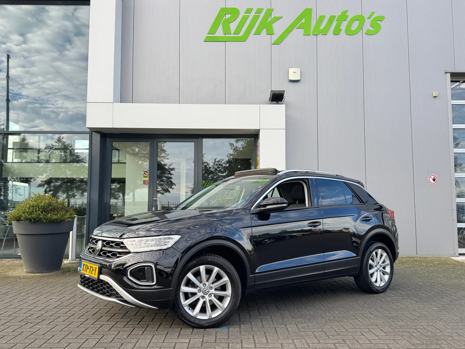 Volkswagen T-Roc (2024) — foto 1