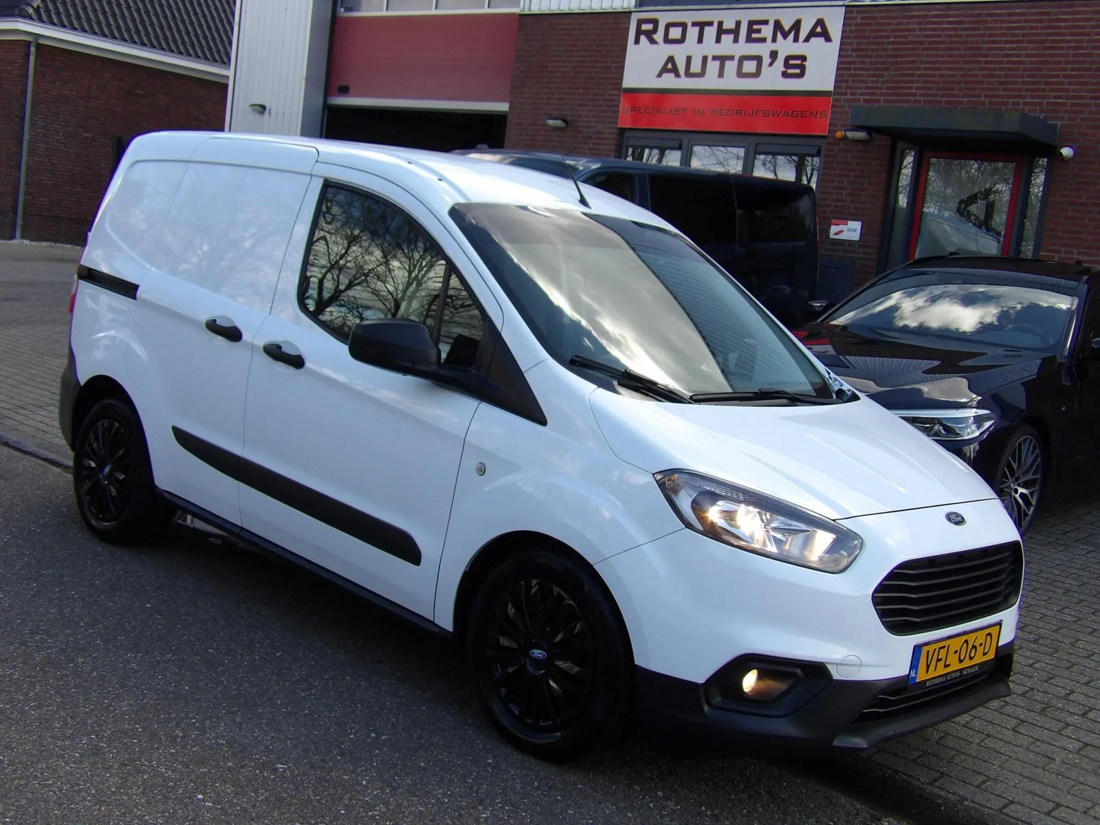 Ford Transit Courier (2020) — foto 1