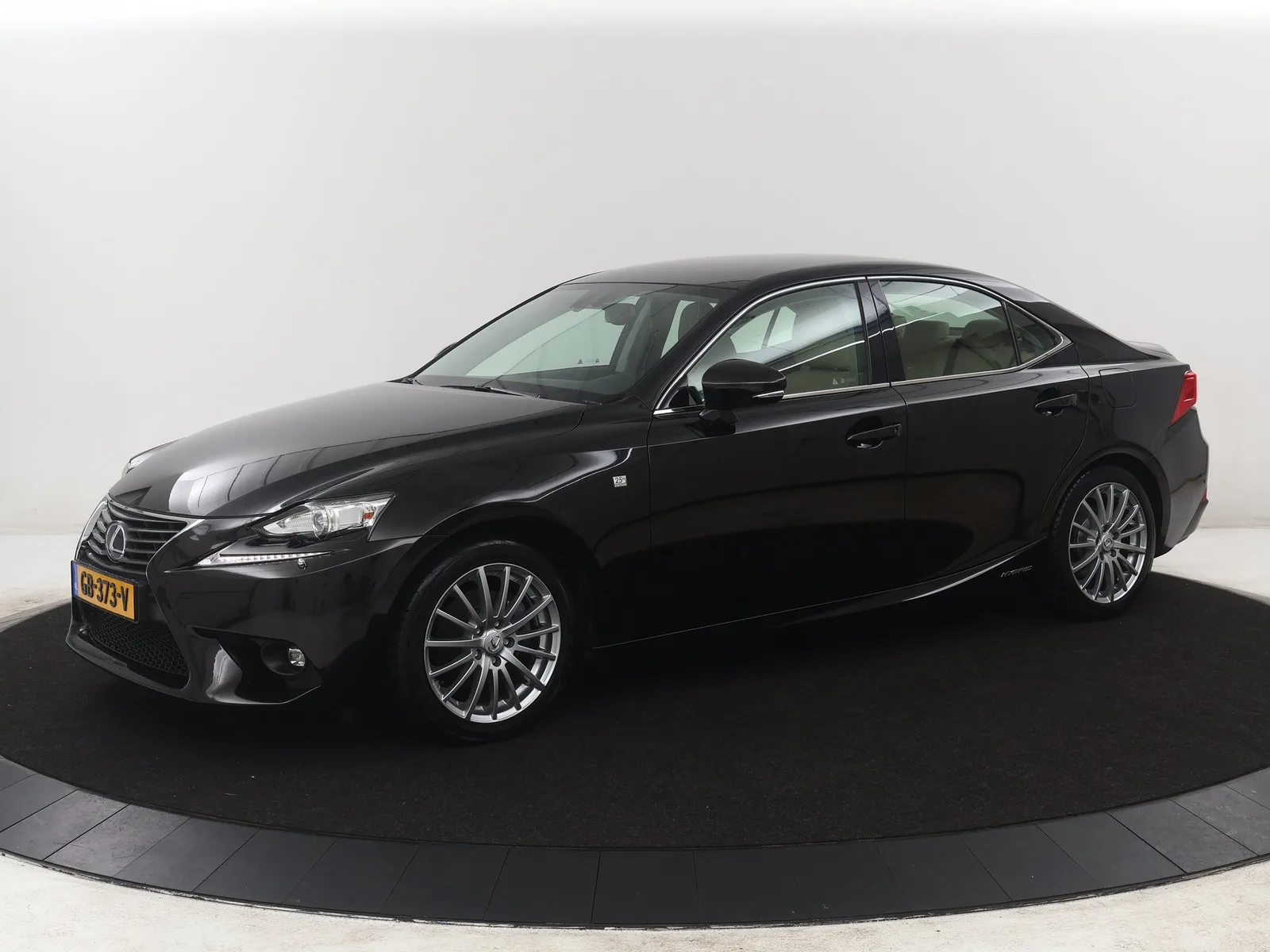 Lexus IS (2015) — foto 1