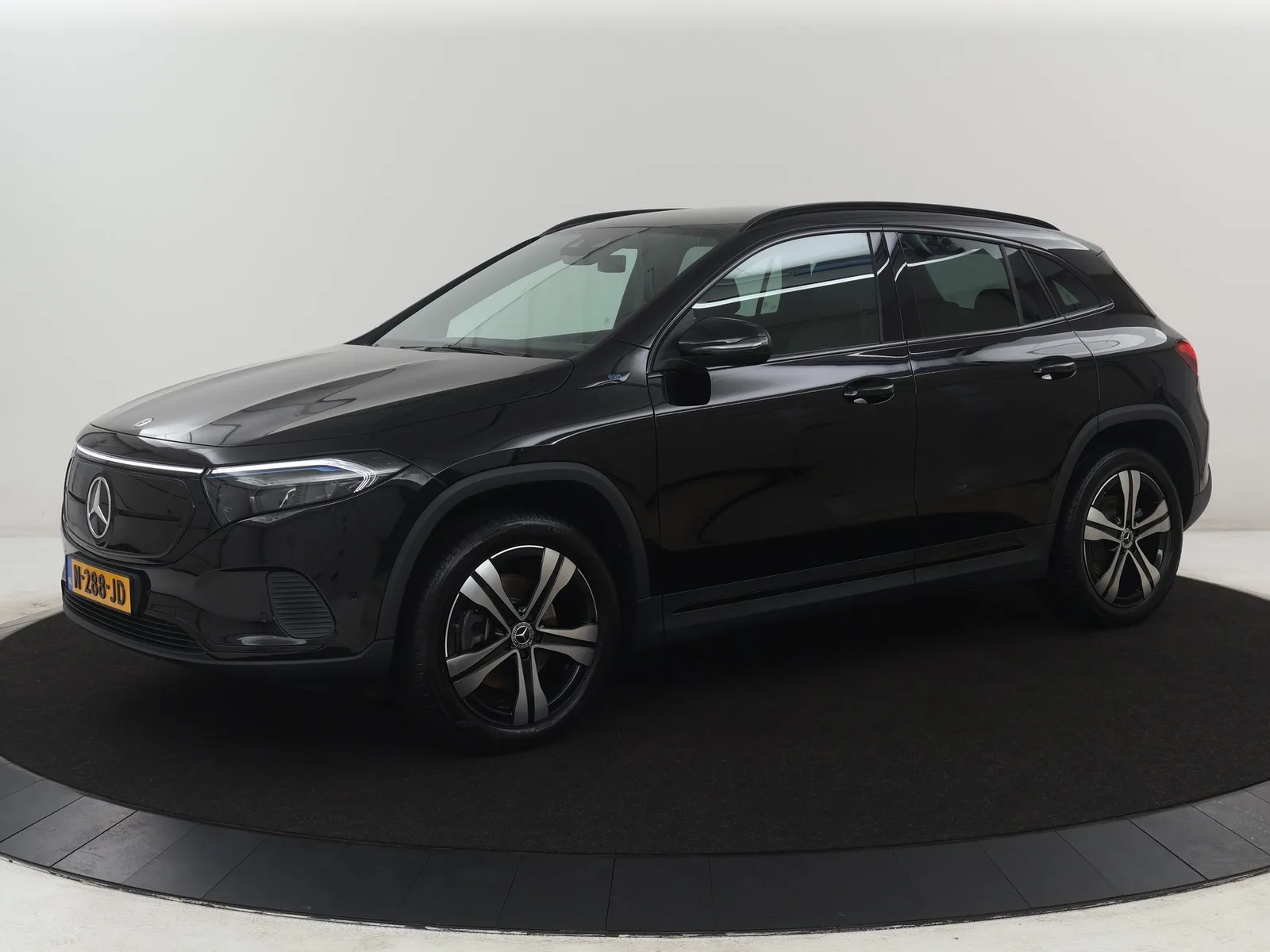 Mercedes-Benz EQA (2021) — foto 1