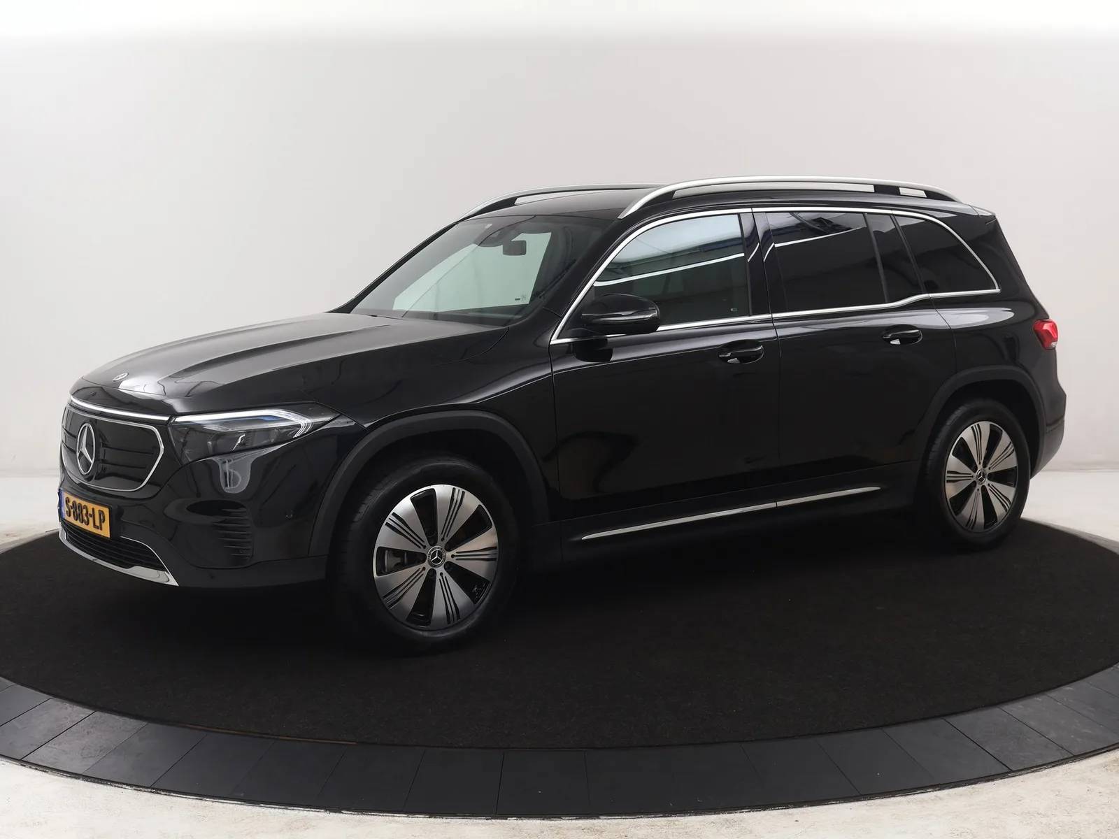 Mercedes-Benz EQB (2023) — foto 1