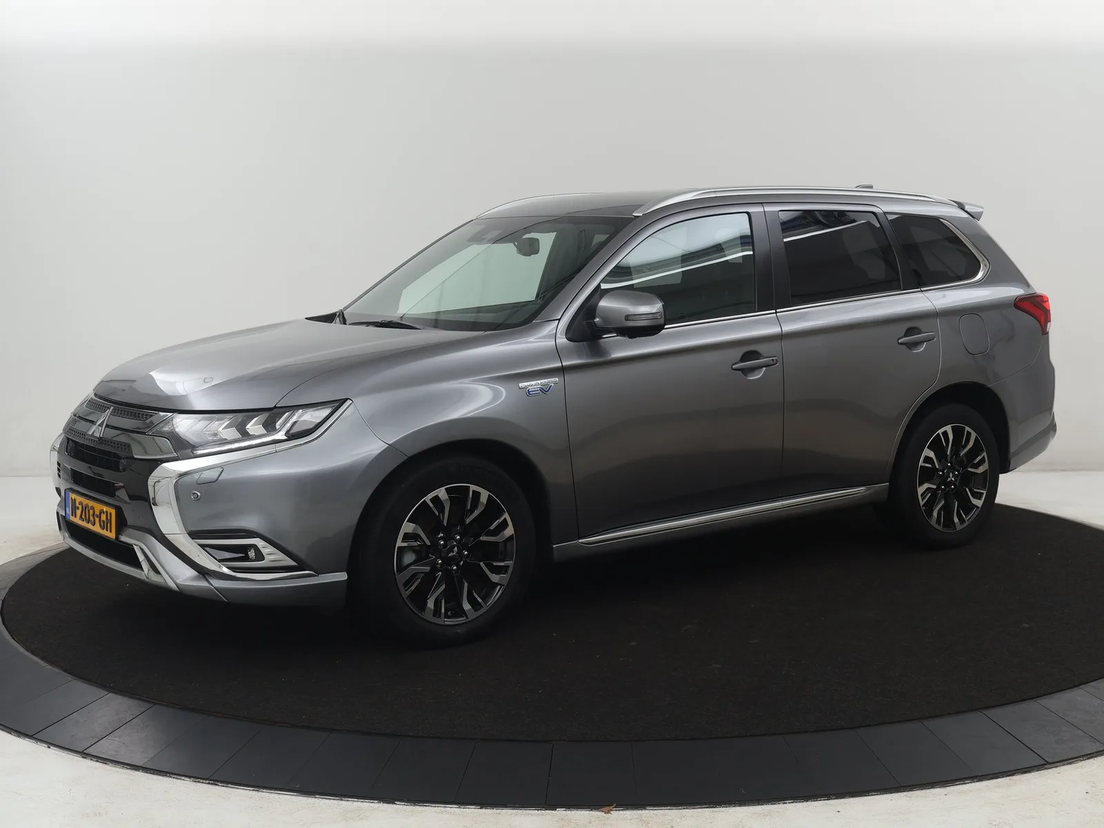 Mitsubishi Outlander (2018) — foto 1