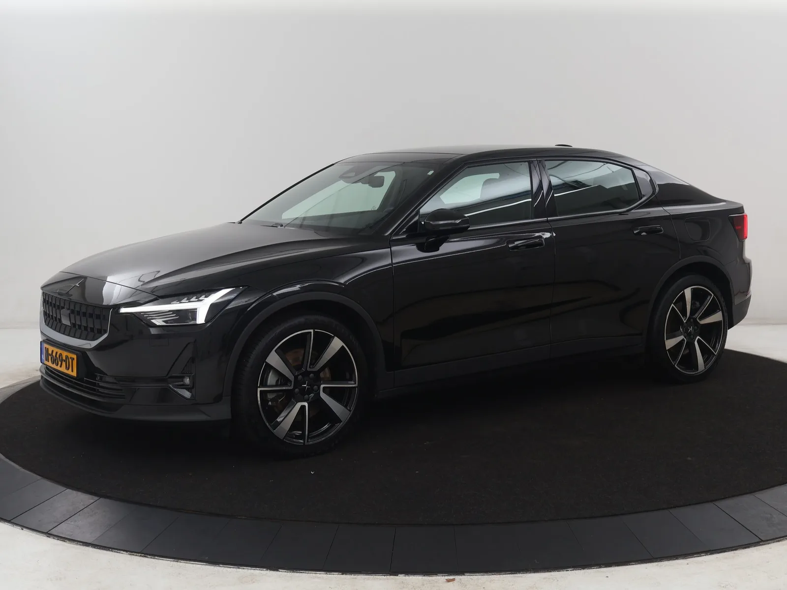 Polestar 2 (2021) — foto 1