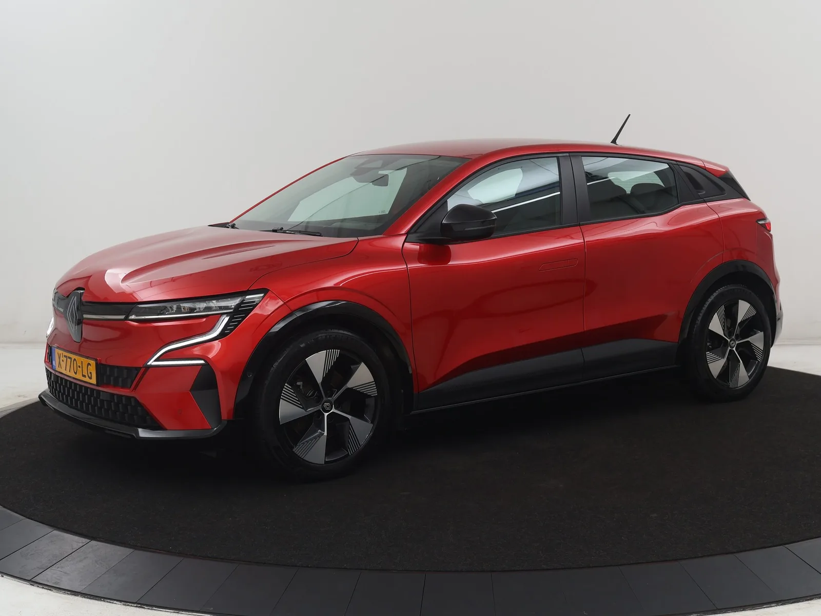 Renault Mégane E-Tech (2023) — foto 1