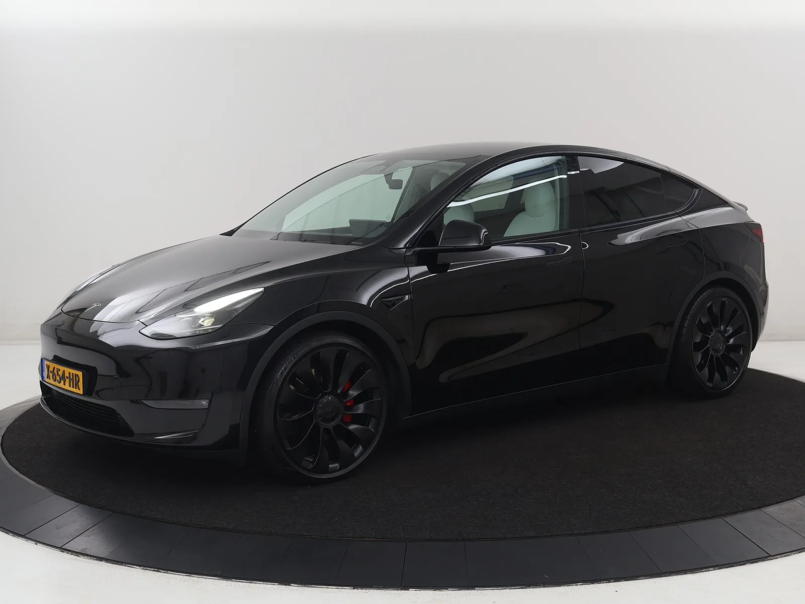 Tesla Model Y (2023) — foto 1