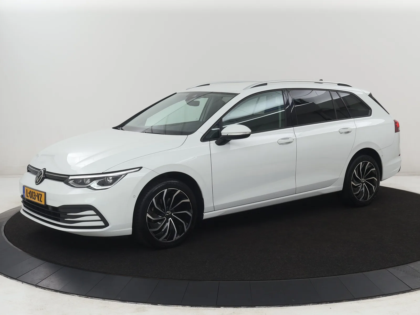 Volkswagen Golf (2021) — foto 1