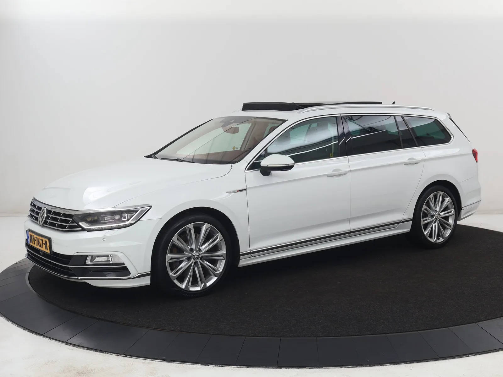 Volkswagen Passat (2017) — foto 1