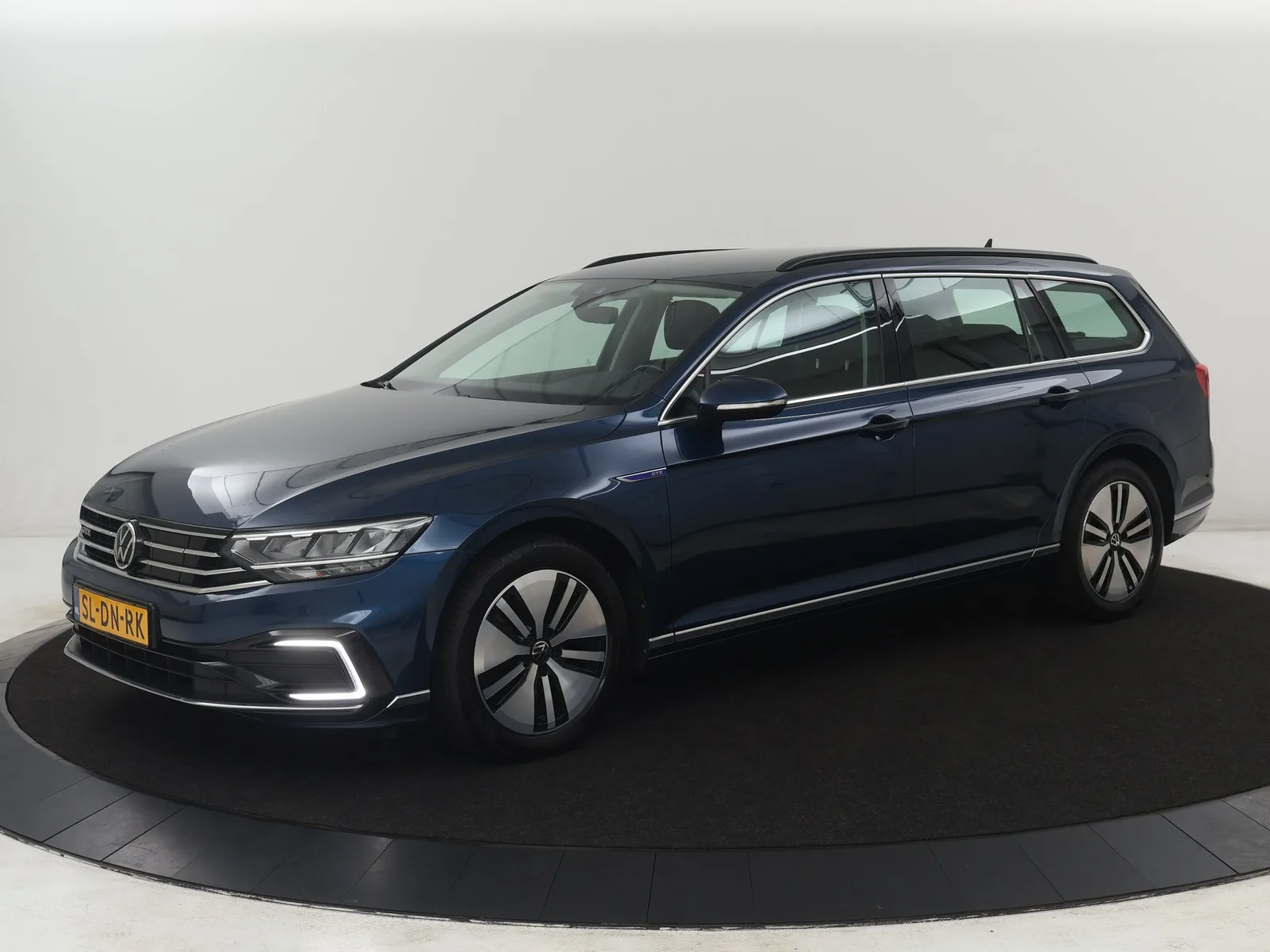 Volkswagen Passat (2022) — foto 1