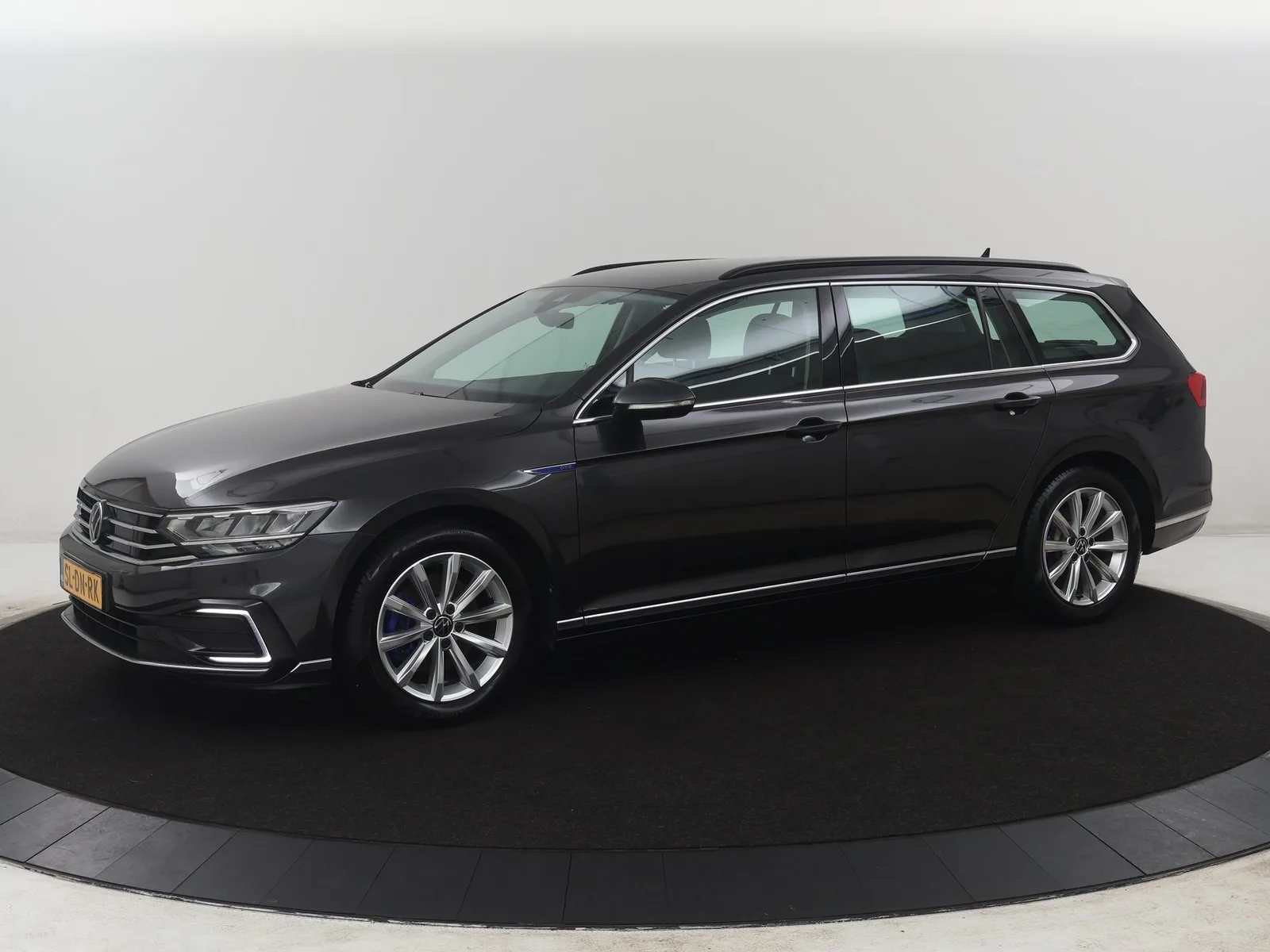 Volkswagen Passat (2022) — foto 1