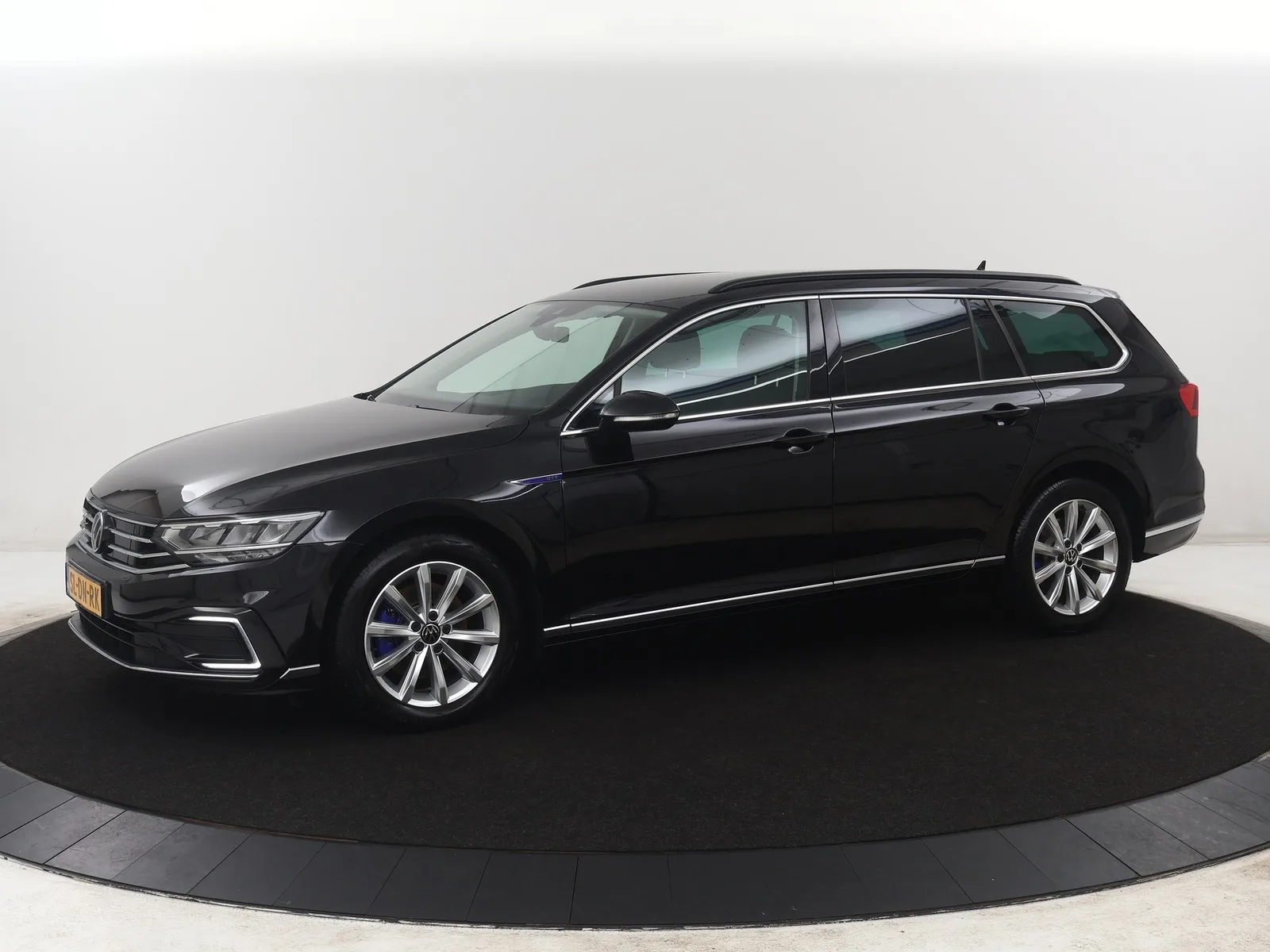 Volkswagen Passat (2022) — foto 1