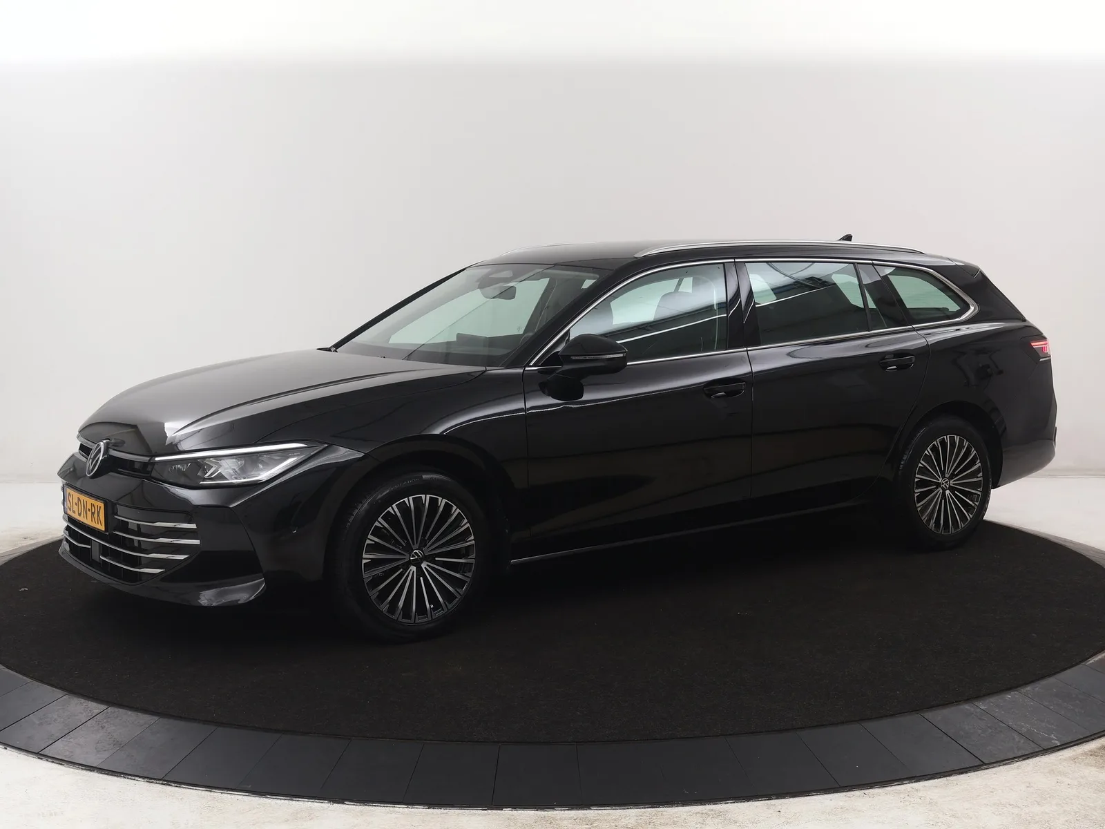 Volkswagen Passat (2024) — foto 1