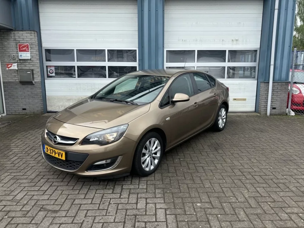 Opel Astra (2012) — foto 1
