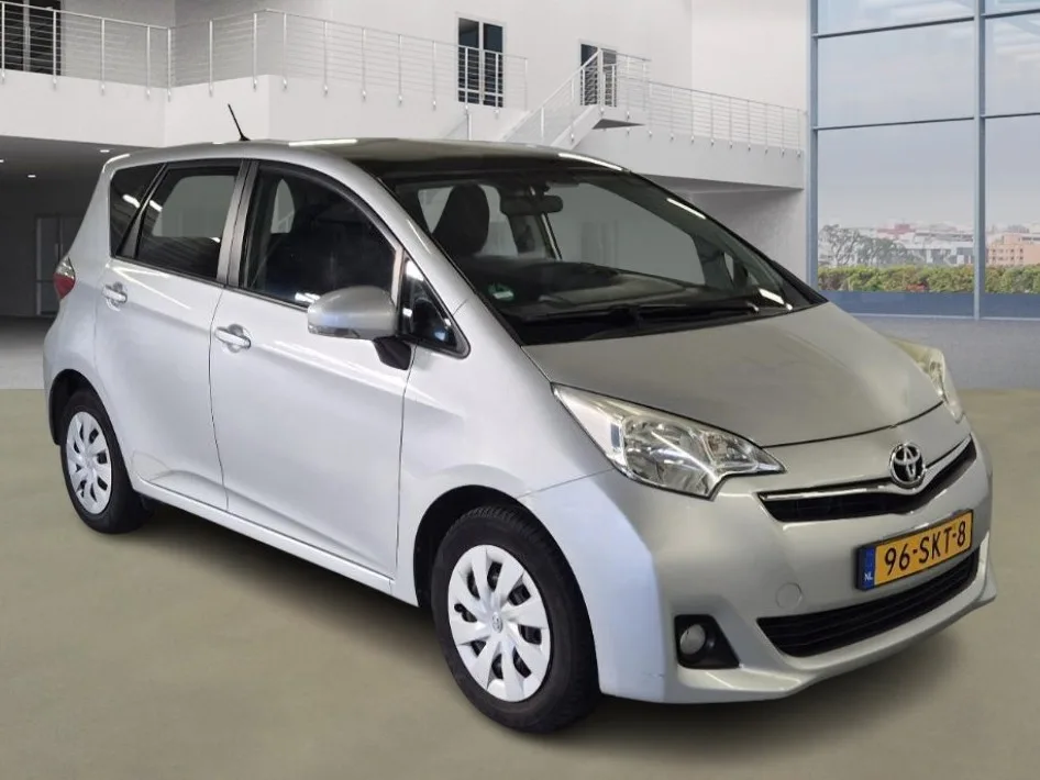 Toyota Verso (2011) — foto 1