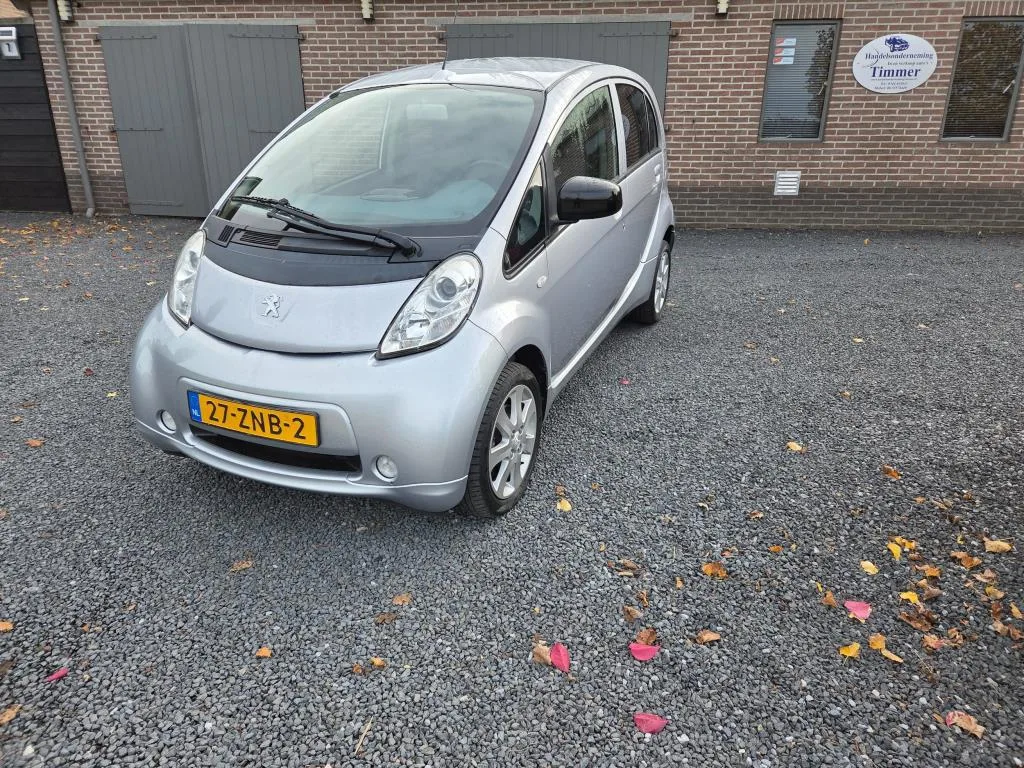 Peugeot iOn (2013) — foto 1