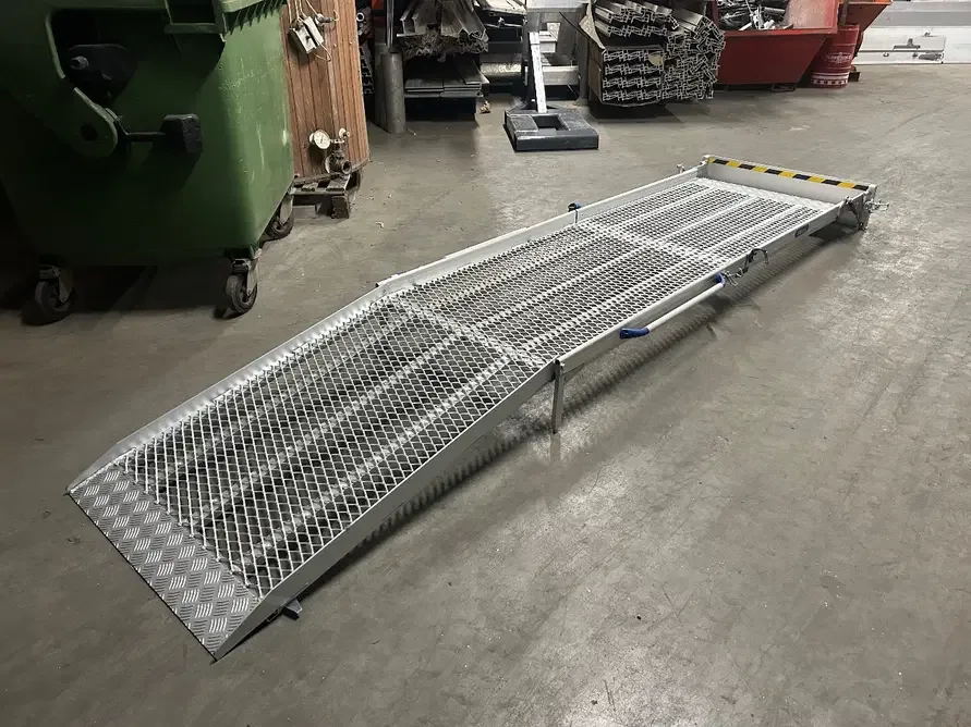 FEAL Rolstoeloprijplaat - Laadklep oprijplaat dubbel opvouwbaar (0) — foto 1