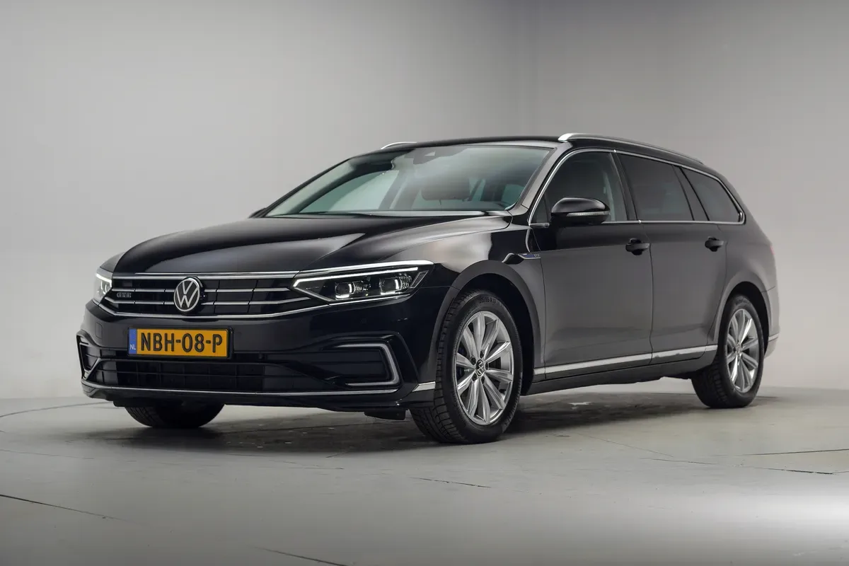 Volkswagen Passat (2022) — foto 1