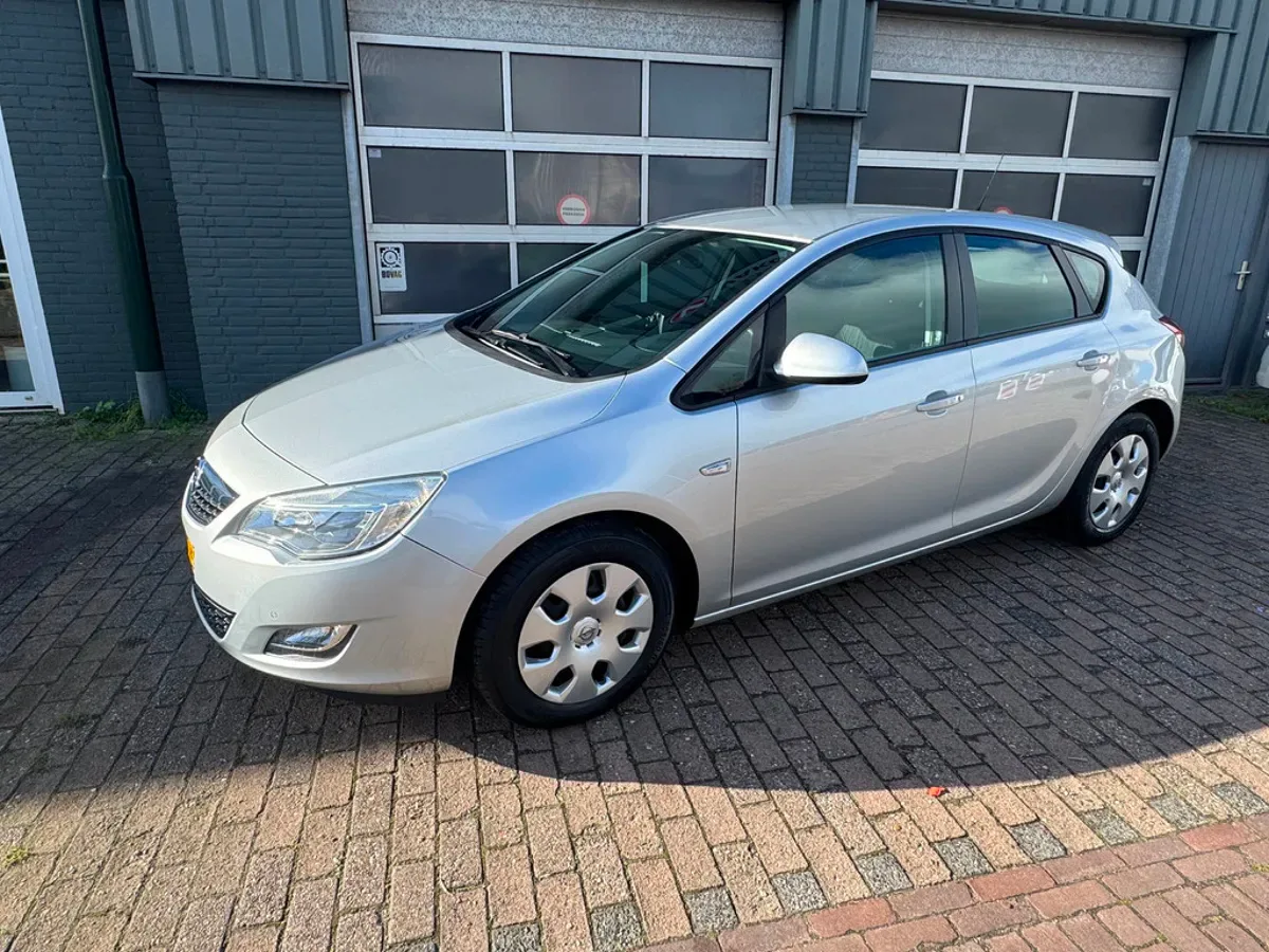 Opel Astra (2010) — foto 1