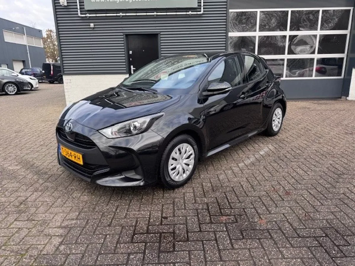 Toyota Yaris (2023) — foto 1