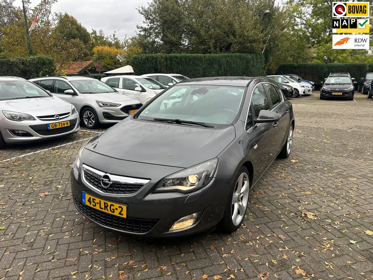 Opel Astra (2010) — foto 1