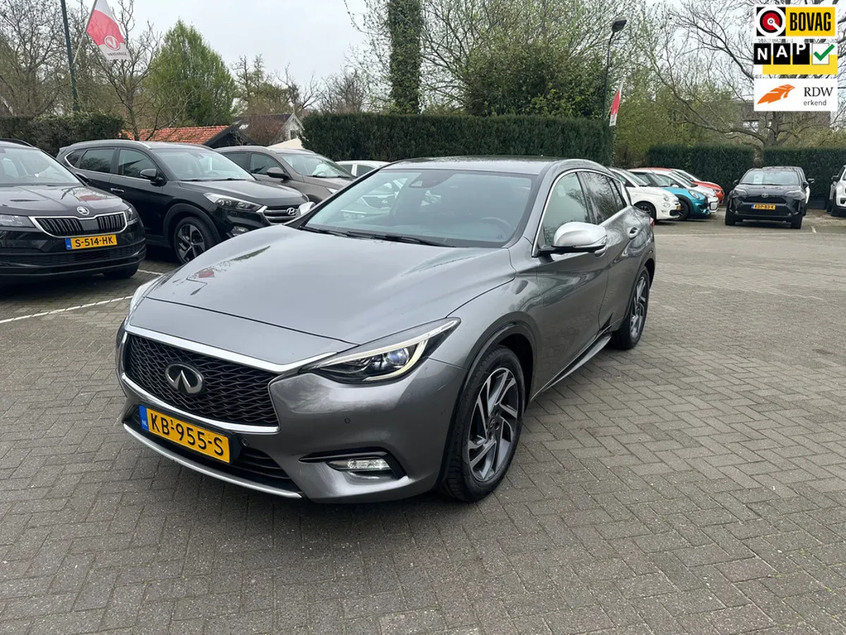 Infiniti Q30 (2016) — foto 1