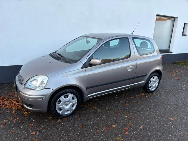 Toyota Yaris (2004) — foto 1