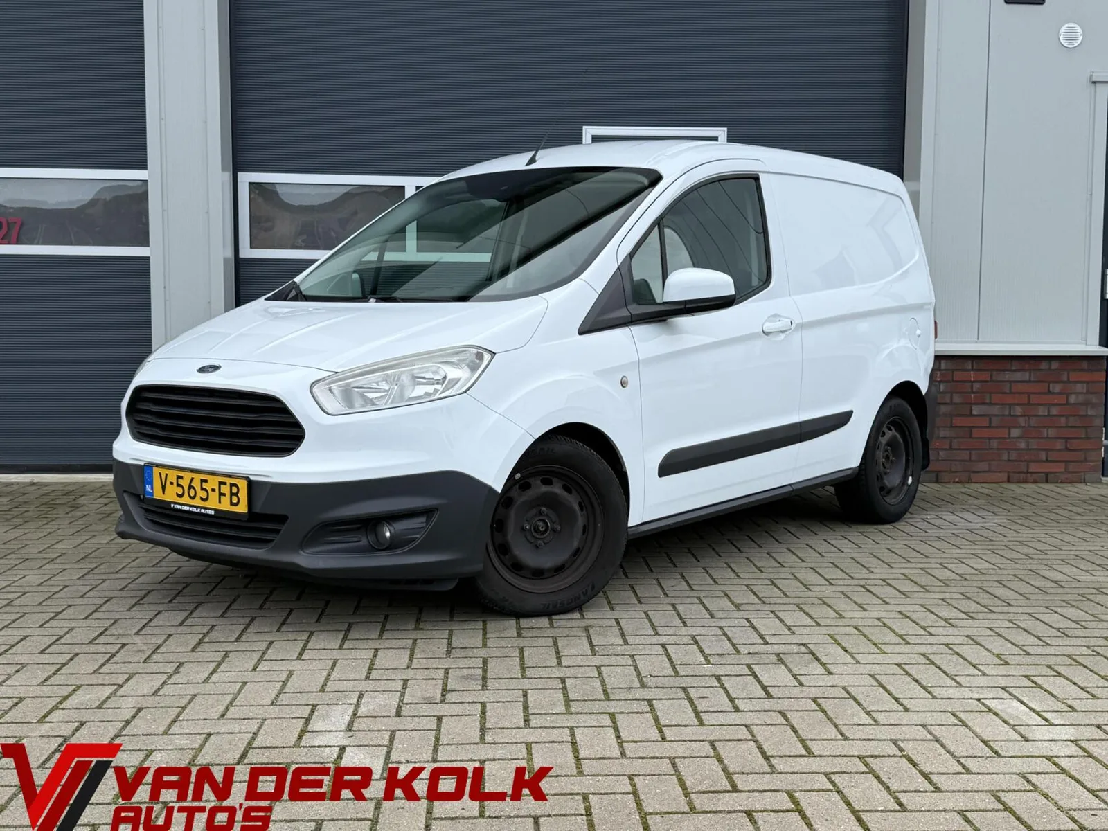 Ford Transit Courier (2017) — foto 1