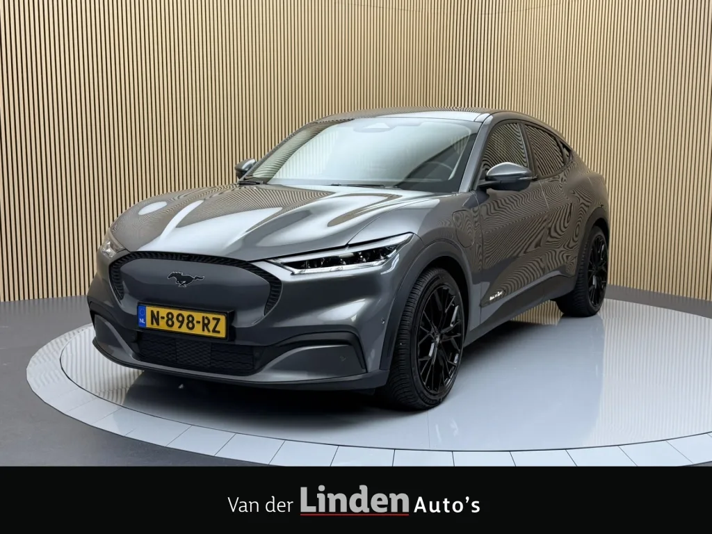 Ford Mustang Mach-E (2021) — foto 1
