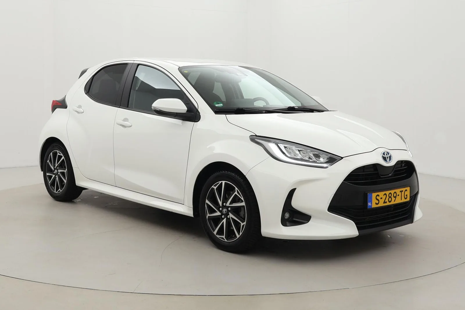 Toyota Yaris (2023) — foto 1