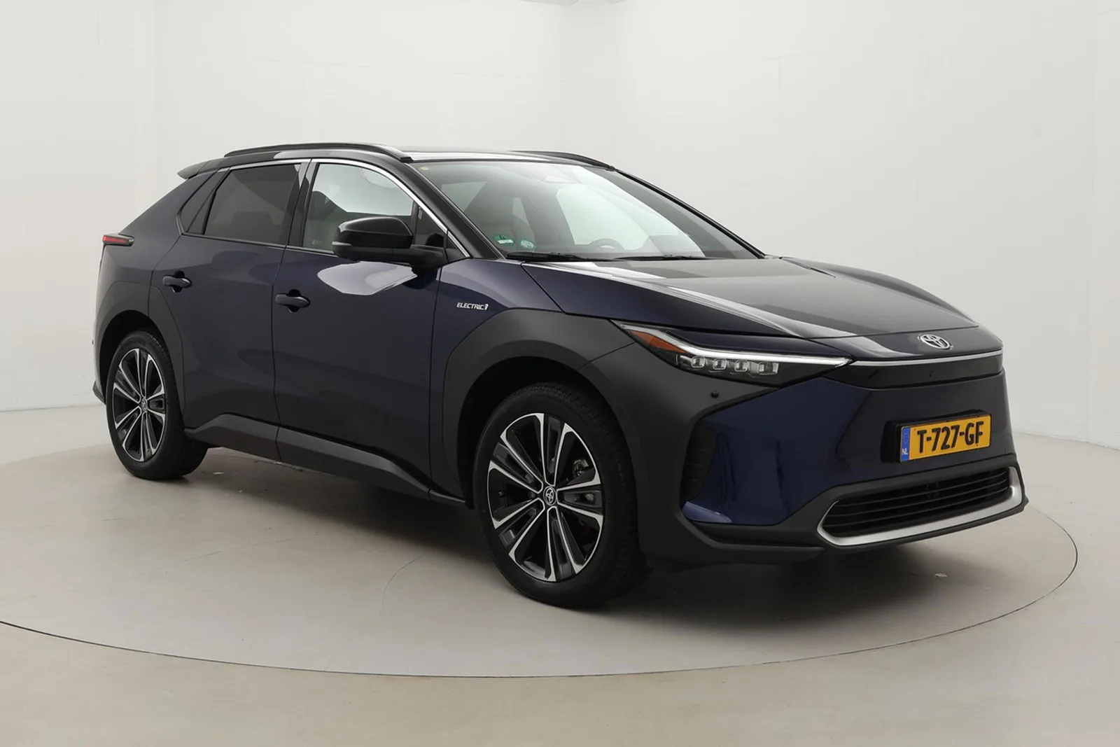 Toyota bZ4X (2023) — foto 1