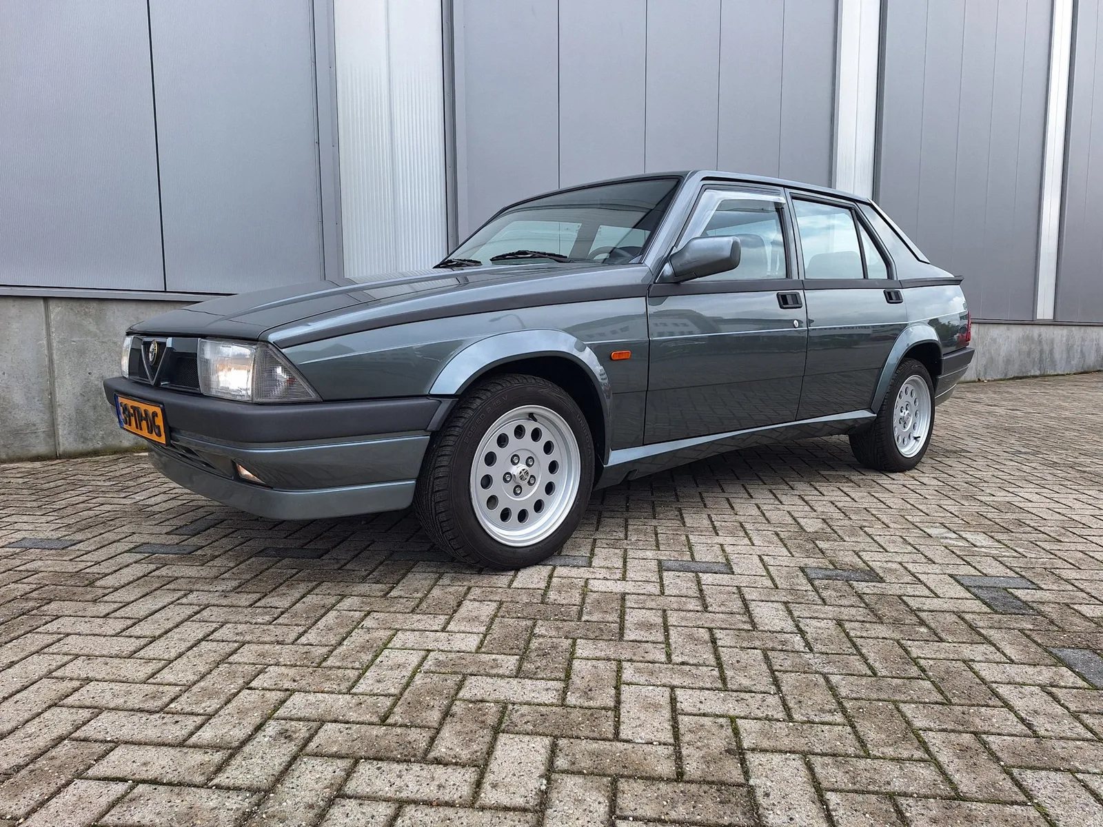 Alfa Romeo 75 (1989) — foto 1