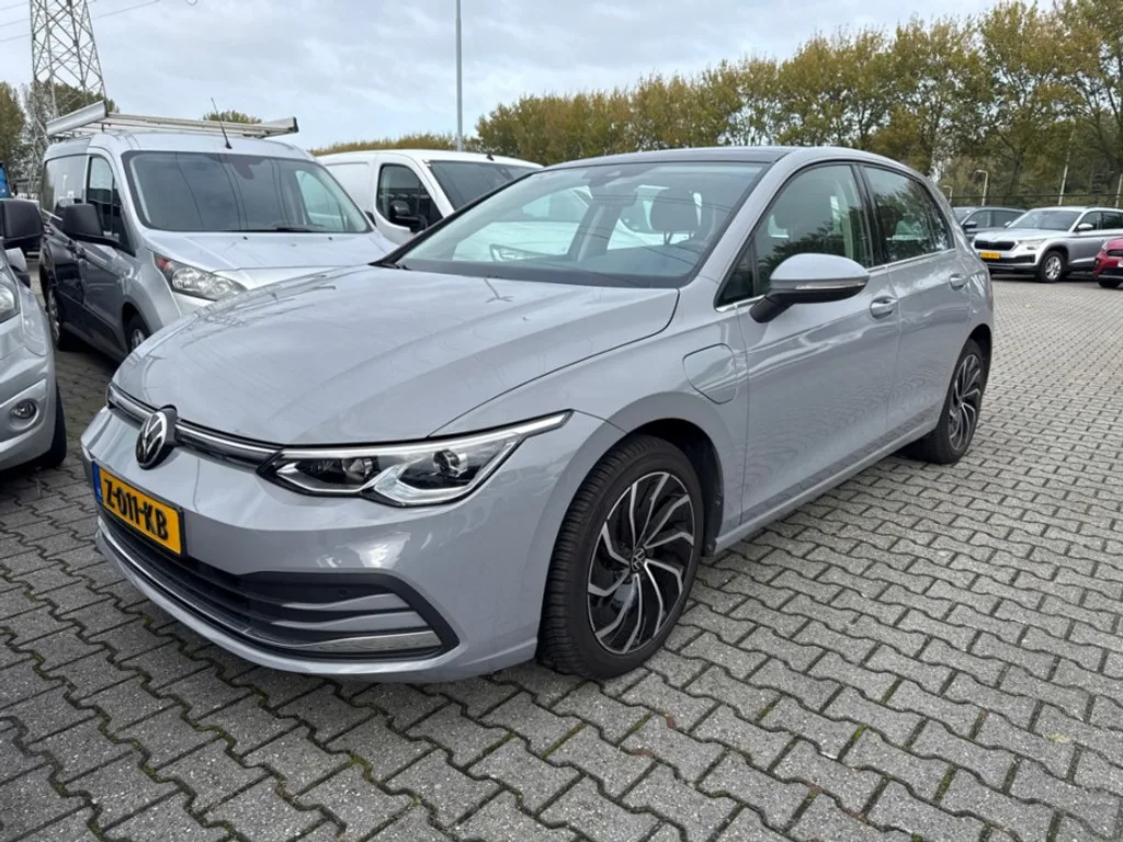 Volkswagen Golf (2021) — foto 1