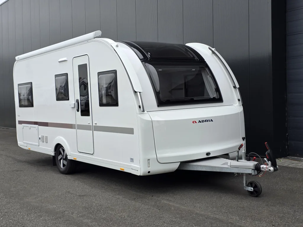 Adria Adora (2025) — foto 1