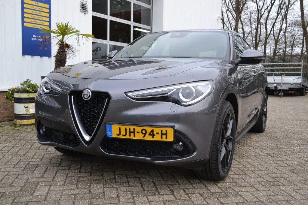 Alfa Romeo Stelvio (2023) — foto 1