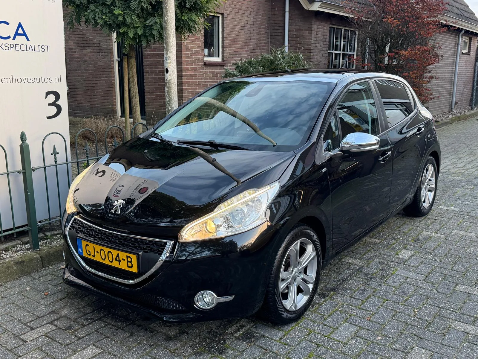 Peugeot 208 (2015) — foto 1