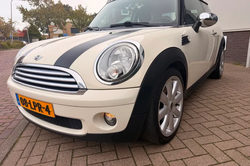 MINI One (2010)