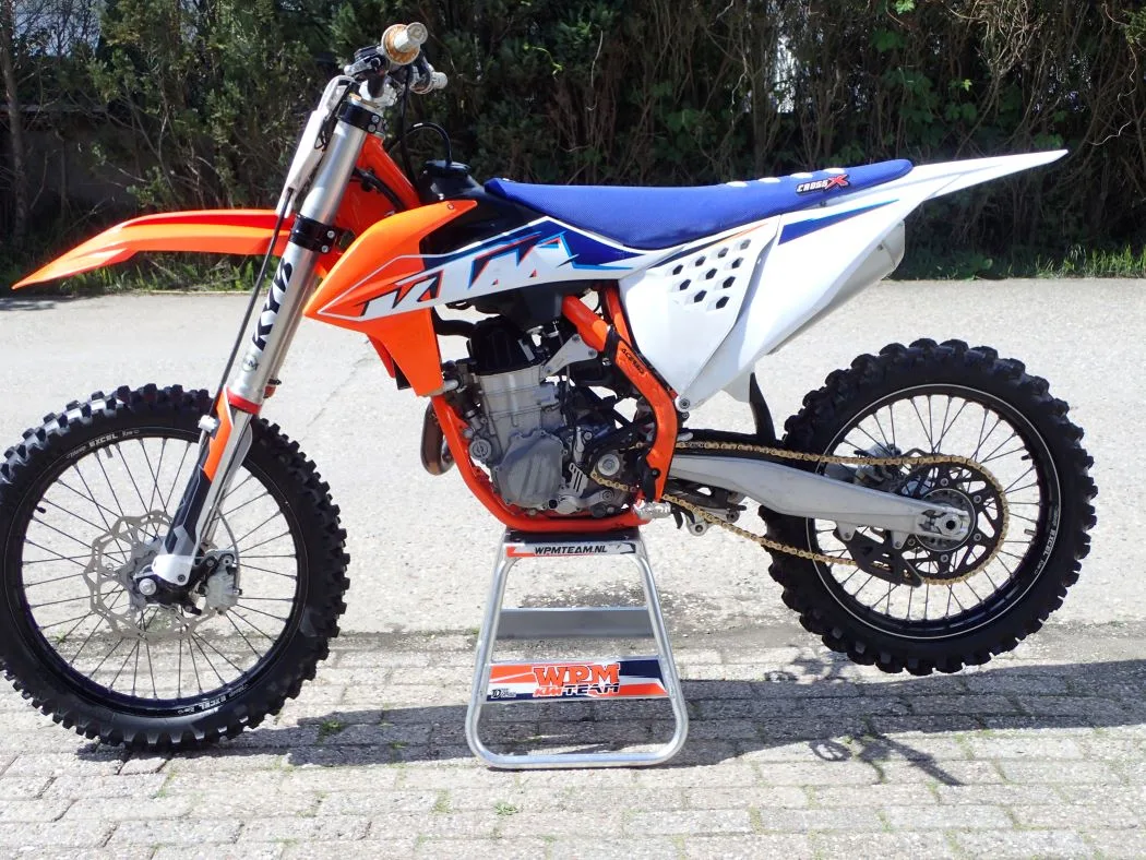 KTM 450 SX-F (2022) — foto 1